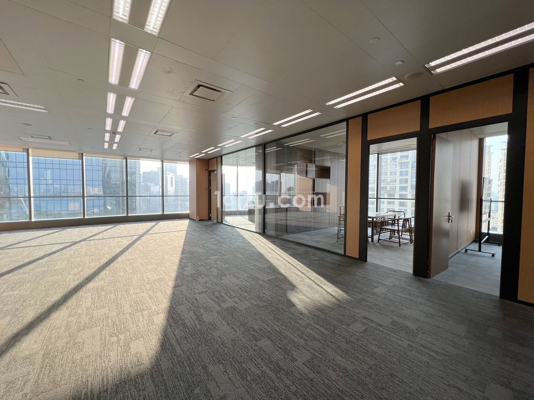 苏州中心B座精装家具340平全落地窗