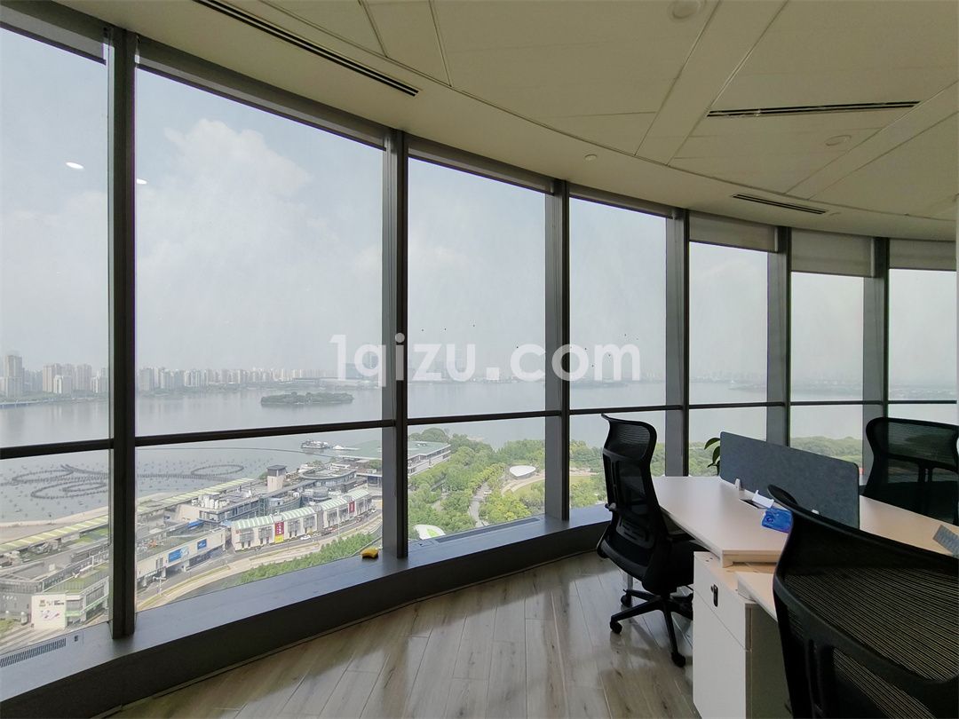 湖景房苏州中心D座高区339平精装配家具