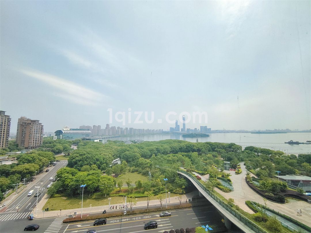 苏州中心C座低区400平精装带家具